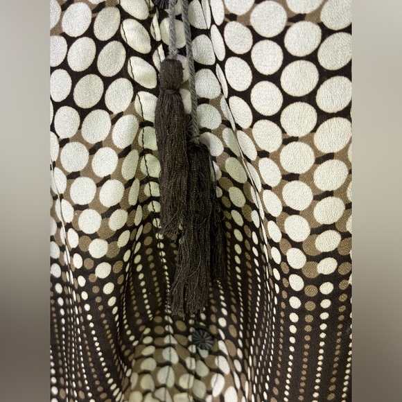 Signature by Larry Levine Woman, brown and white ruffled blouse. Size 1x. - Picture 6 of 9